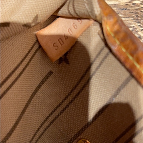 Louis Vuitton Neverfull Classic Monogram Tote - Picture 8 of 9